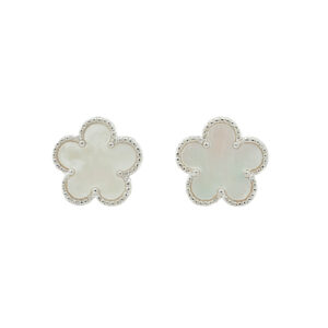 ต่างหูเงินชุบโรเดียมงานมงคล เปลือกหอยดอกไม้ เปอร์เซ็น: งานเงิน 92.5%