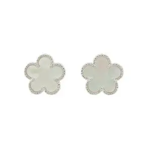 ต่างหูเงินชุบโรเดียมงานมงคล เปลือกหอยดอกไม้ เปอร์เซ็น: งานเงิน 92.5%